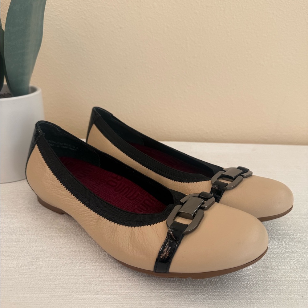 Munro Elegant Beige and Black Women's Flats